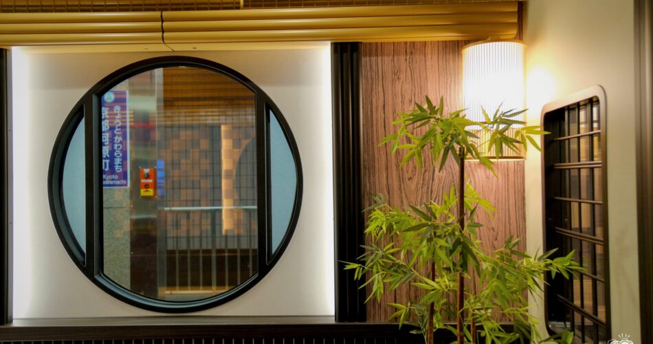 27 garaku traditional train in japan