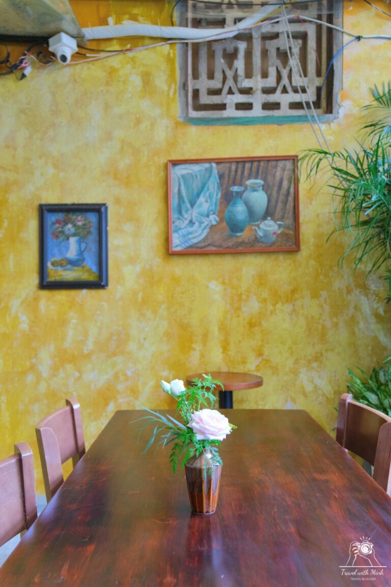 Ban-cong-cafe-Travel-with-Minh