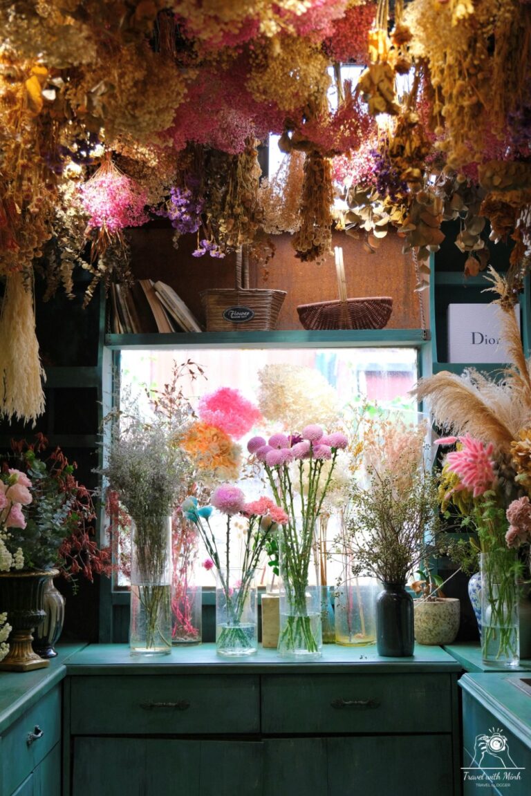 Ban-cong-cafe-Travel-with-Minh