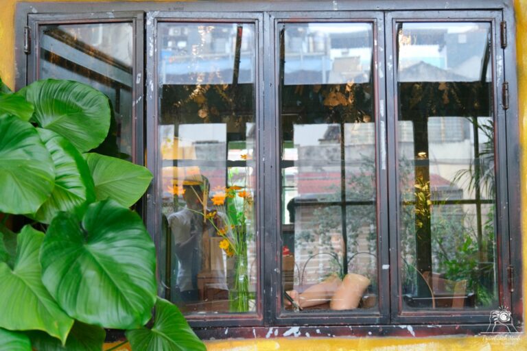 Ban-cong-cafe-Travel-with-Minh