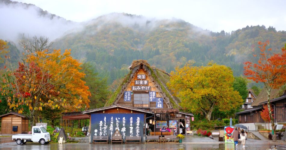 Shirakawago-gifu-in-autumn-red-leaf