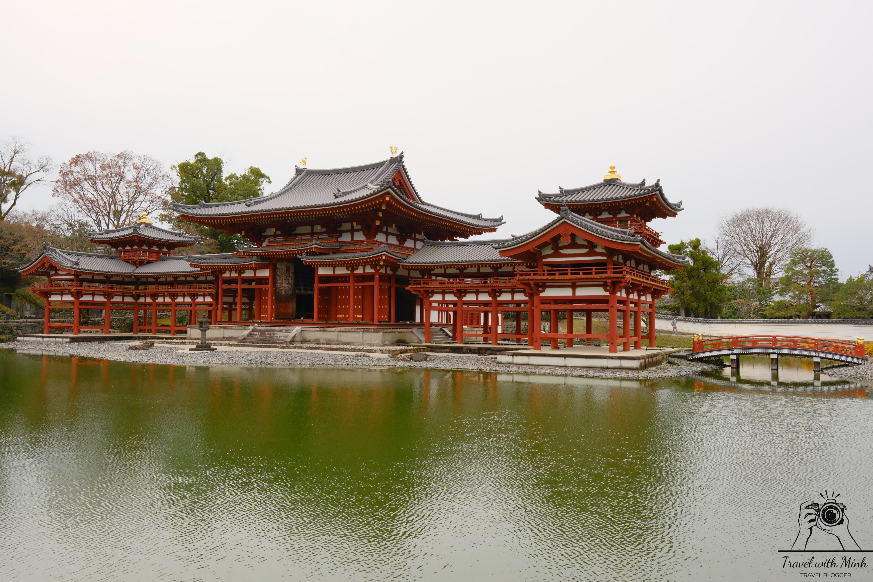 Khuôn viên chính của "chùa 10 Yen".