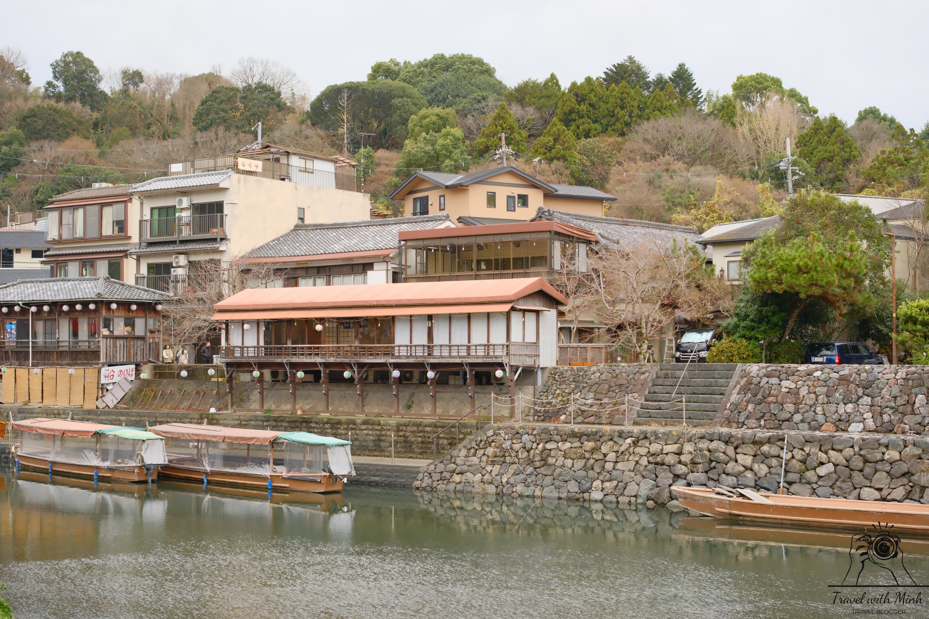 bến thuyền trên sông uji.