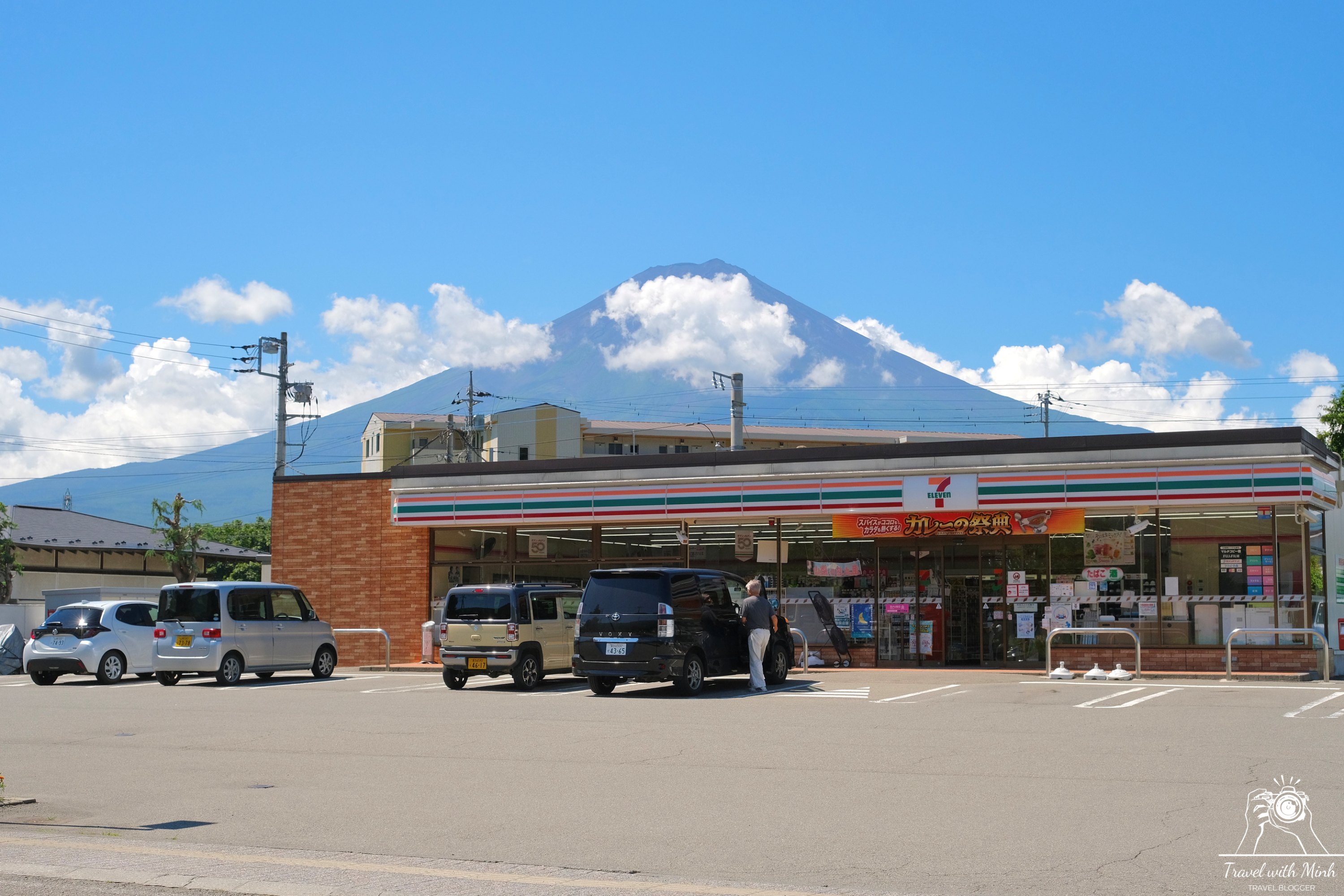 convenient-store-with-fuji-mountain-7-eleven