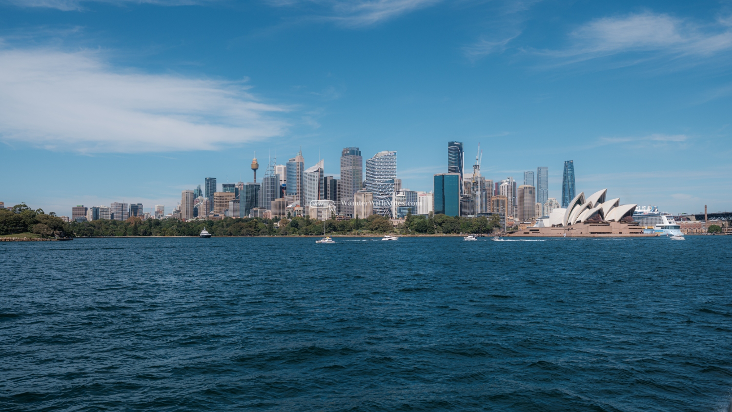 Toàn cảnh những tòa nhà chọc trời ở Sydney cùng với Opera House.