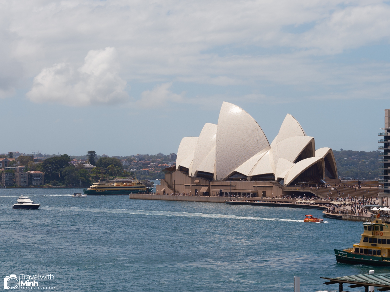 Sydney Opera House được nhìn từ Cahill walk lookout.
