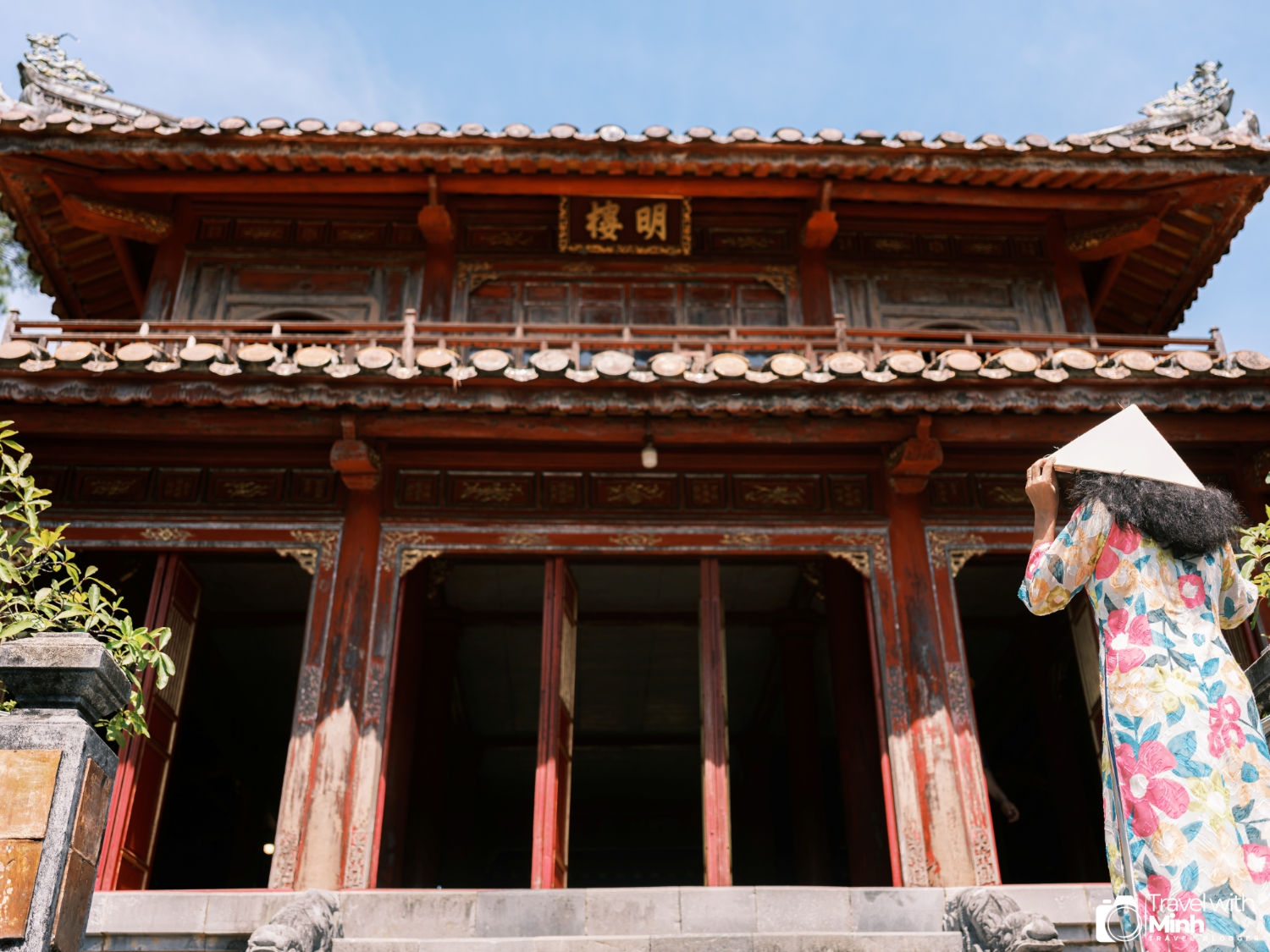 Nón lá và áo dài ở Lăng Minh Mạng