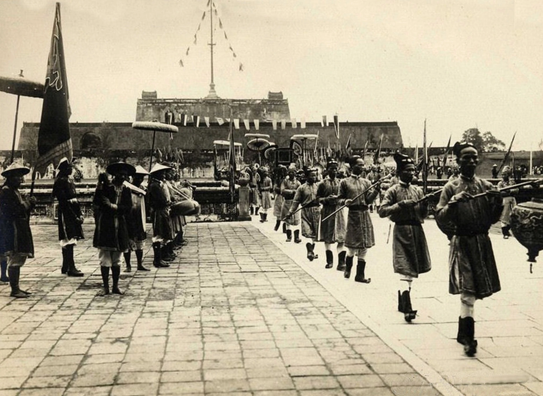 Cong ngo mon dai noi hue