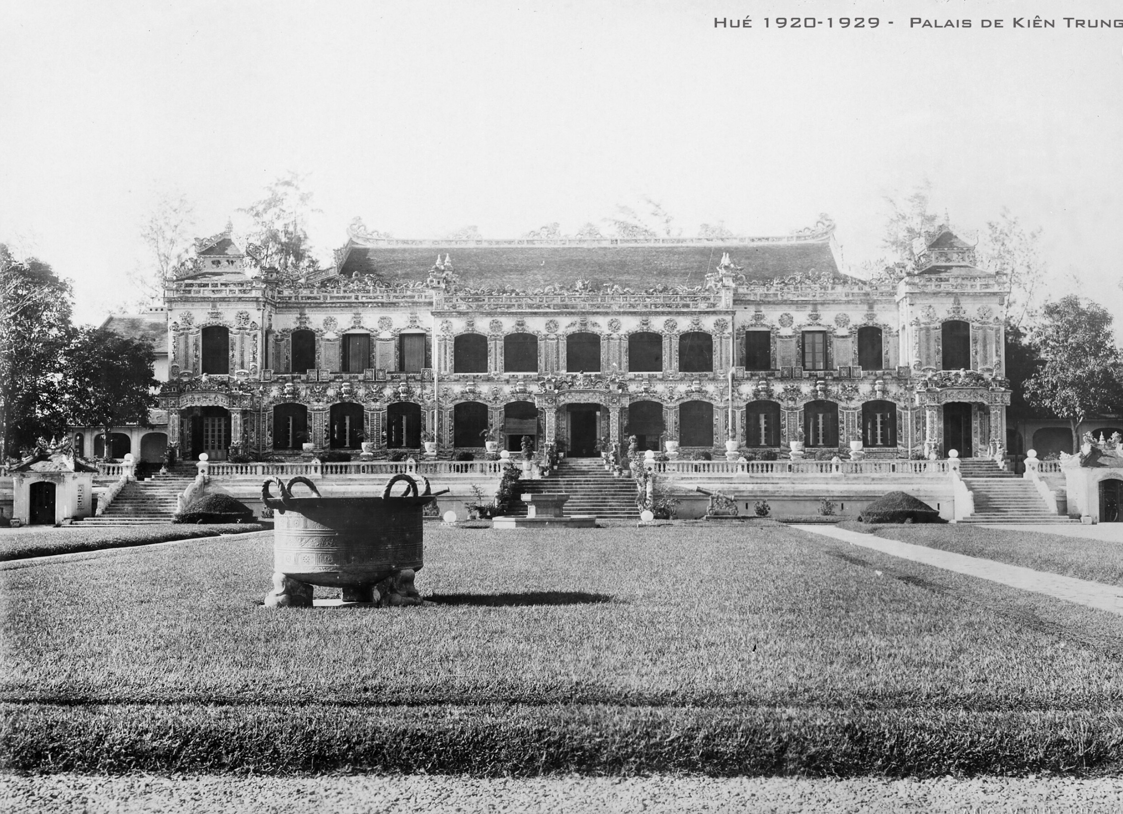 Hình ảnh điện Kiến Trung những năm 1920-1929.