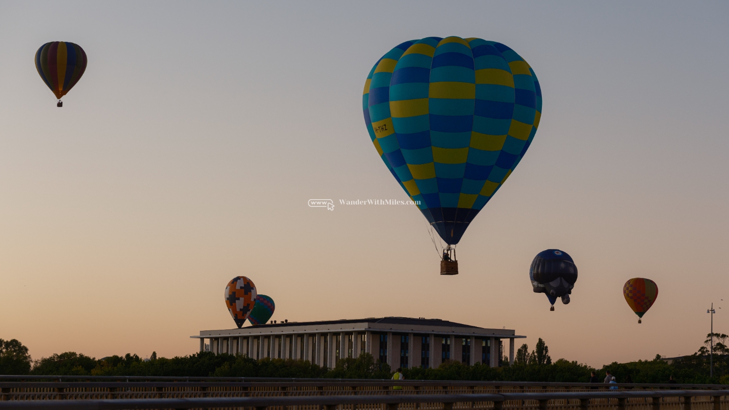 Thư viện Quốc gia Úc cùng với khinh khí cầu.