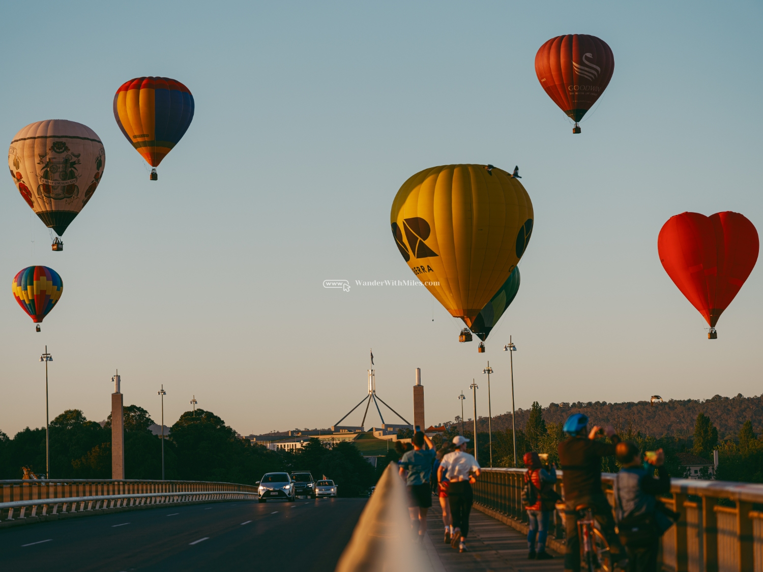 Tòa nhà Quốc Hội Úc nhìn từ đại lộ Commonwealth.