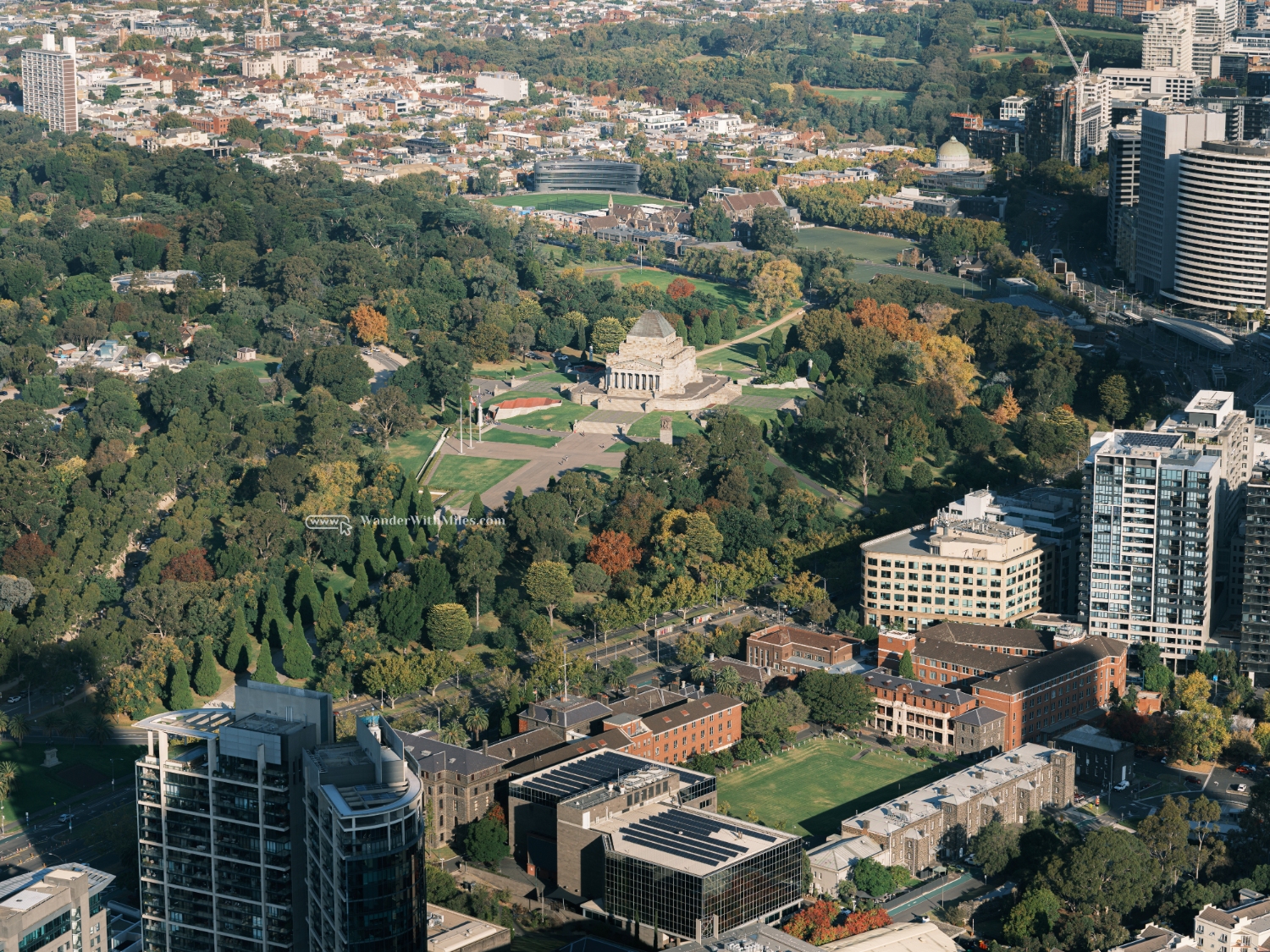 Shrine of Remembrance (đài tưởng niệm chiến tranh) bên cạnh Botanic Gardens.