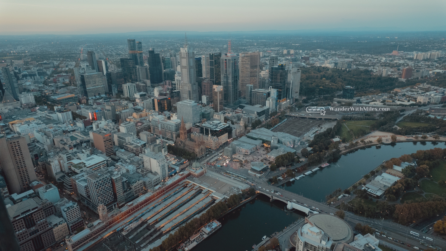 Nhà ga Flinders Street và St Paul's Cathedral nhìn từ Eureka 89