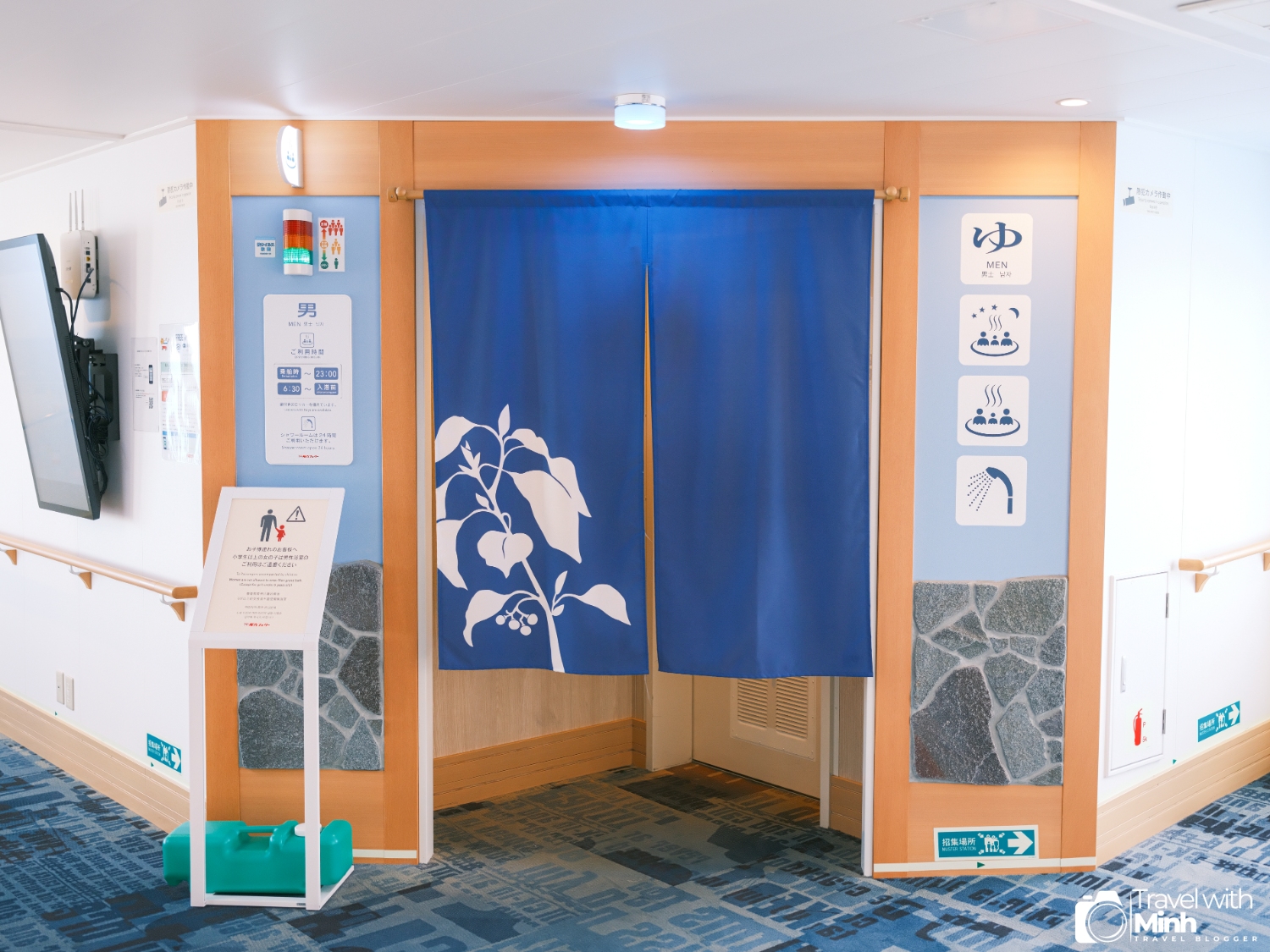 Phòng tắm onsen trên Hankyu Ferry.